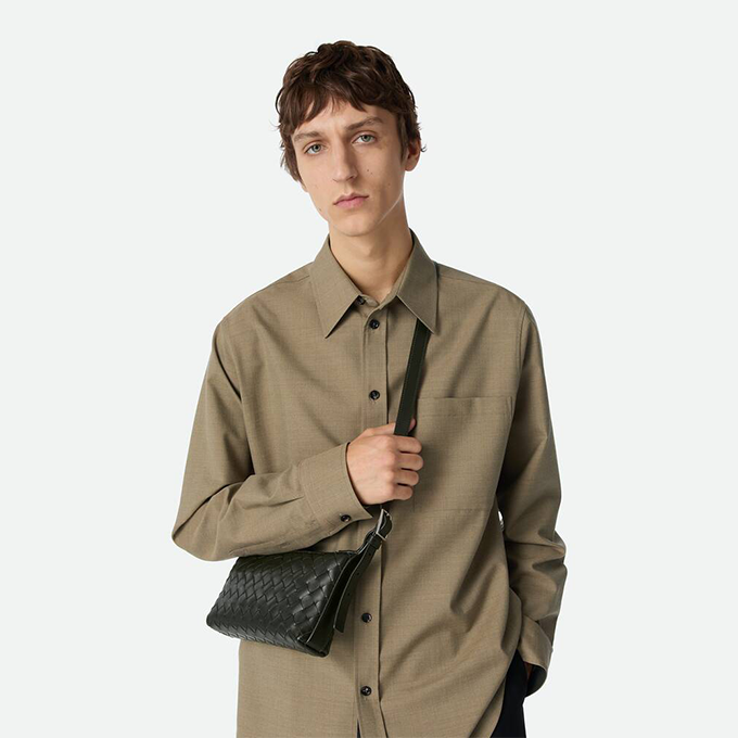 bottega veneta traveler intrecciato leather mini zip crossbody pouch #844018